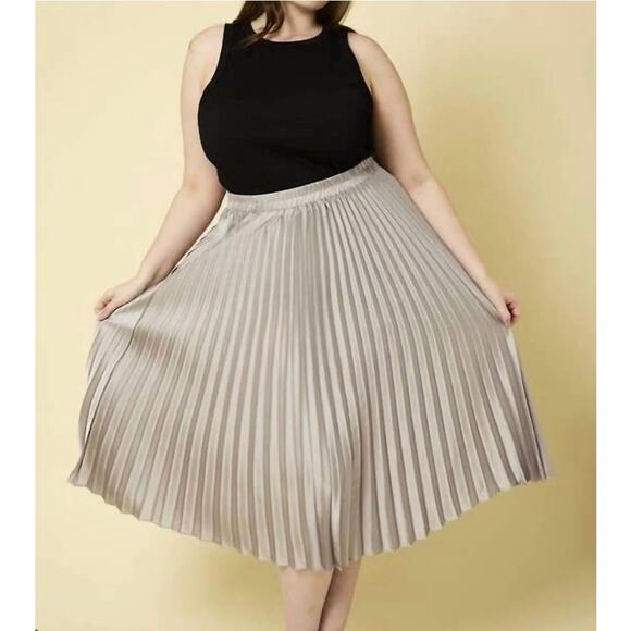 NWT Chic Metallic Silver Pleated Holiday Skirt, Size Medium - Picture 4 of 7